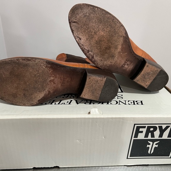 Frye boots 6.5 womens Distressed Carson Chelsea. Excellent Condition - Picture 5 of 5